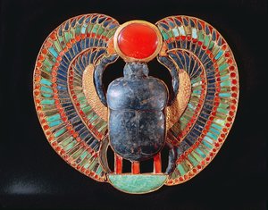 Scarab pectoral, från Tutankhamons grav, i Konungarnas dal vid Thebe, ca 1361-52 f.Kr., Nya kungariket (guld, lapis lazuli, amber et al)